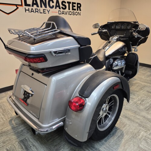2018 Harley-Davidson® Tri Glide® Ultra Silver Fortune/Sumatra Brown FLHTCUTG thumb 3