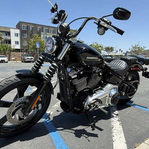 2026 Harley-Davidson® Street Bob® Vivid Black Chrome Cast Wheels thumb 0