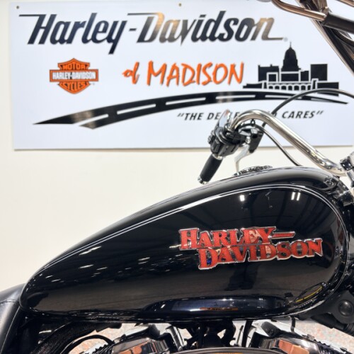 2015. XL1200T Harley-Davidson® SuperLow® 1200T Vivid Black thumb 2