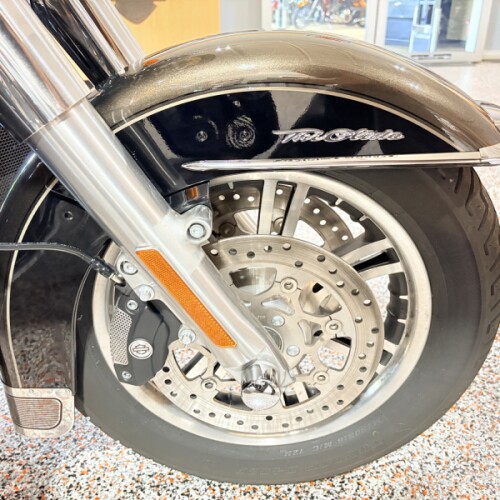 2020 FLHTCUTG Harley-Davidson® Tri Glide® Ultra River Rock Gray/Vivid Black thumb 2