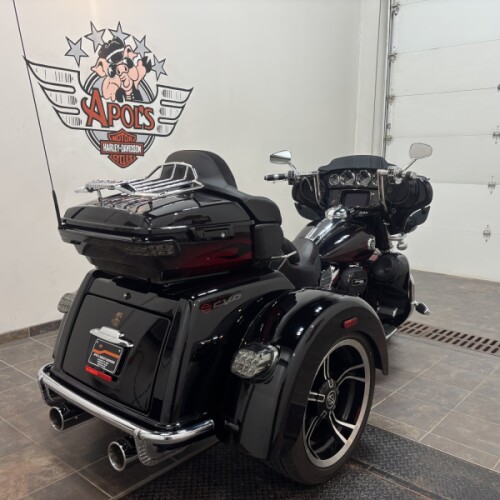 PENDING 2022 Harley-Davidson® CVO™ Tri Glide® - Dante’s Red Fade thumb 2
