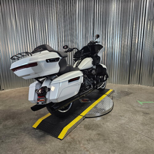 2026 Harley-Davidson® Road Glide Limited White Onyx Pearl Black Trim thumb 0