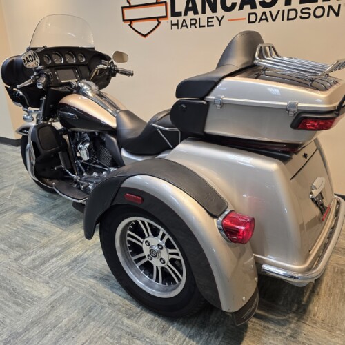 2018 Harley-Davidson® Tri Glide® Ultra Silver Fortune/Sumatra Brown FLHTCUTG thumb 0