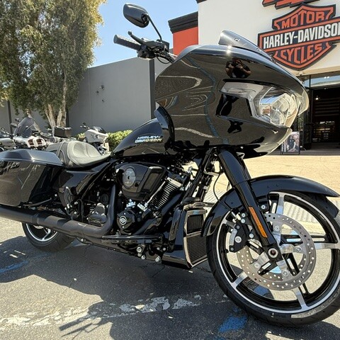 2026 Harley-Davidson® Road Glide™ Vivid Black Black Trim thumb 3