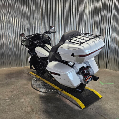 2026 Harley-Davidson® Road Glide Limited White Onyx Pearl Black Trim thumb 1