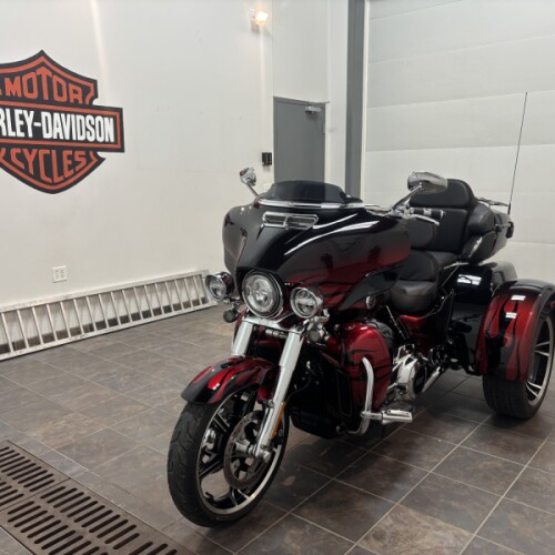 PENDING 2022 Harley-Davidson® CVO™ Tri Glide® - Dante’s Red Fade thumb 0