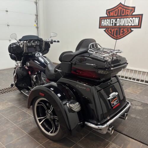 PENDING 2022 Harley-Davidson® CVO™ Tri Glide® - Dante’s Red Fade thumb 1
