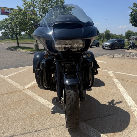2023 Harley-Davidson® Road Glide® 3 Vivid Black - Black Finish thumb 2