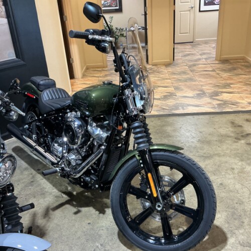 2026 Harley-Davidson® Street Bob® Olive Steel Metallic Chrome Cast Wheels thumb 3