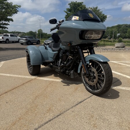 2024 Harley-Davidson® Road Glide® 3 Sharkskin Blue - Black Finish thumb 2