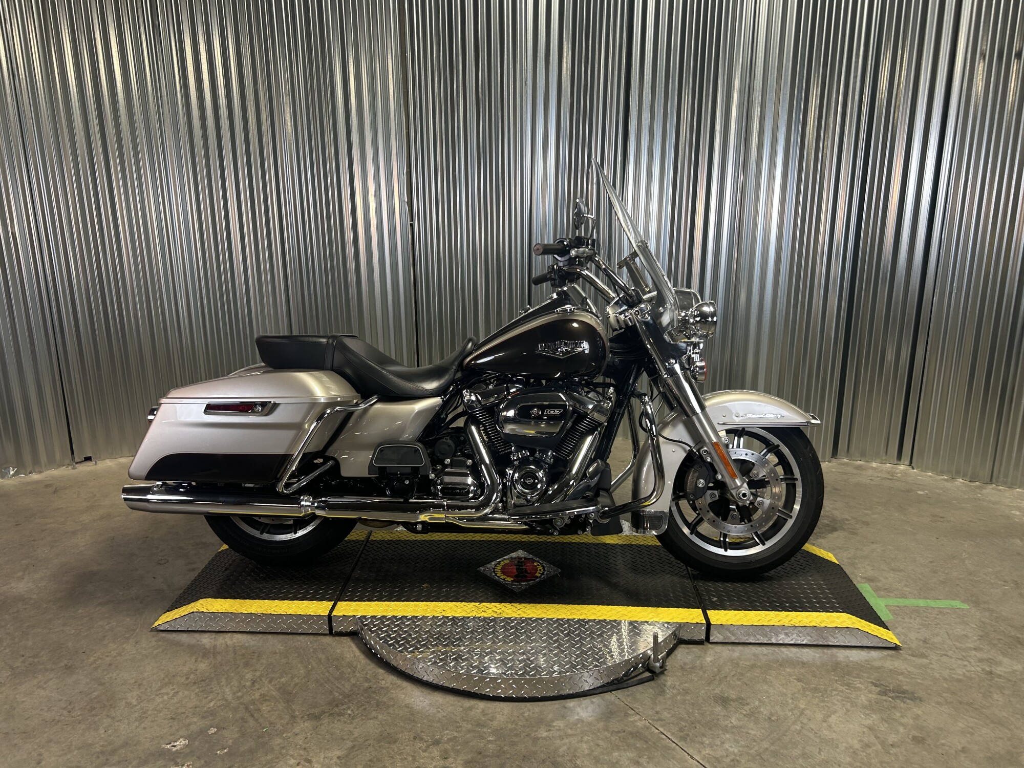 2018 Harley-Davidson® Road King® SLVFRTN/SMTRBRW W/PINSTRIPE