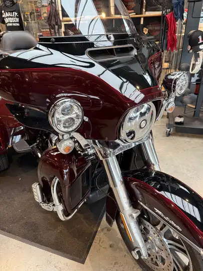 Tri Glide 2023