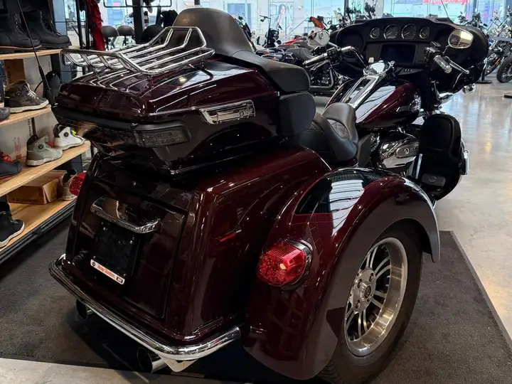 Tri Glide 2023