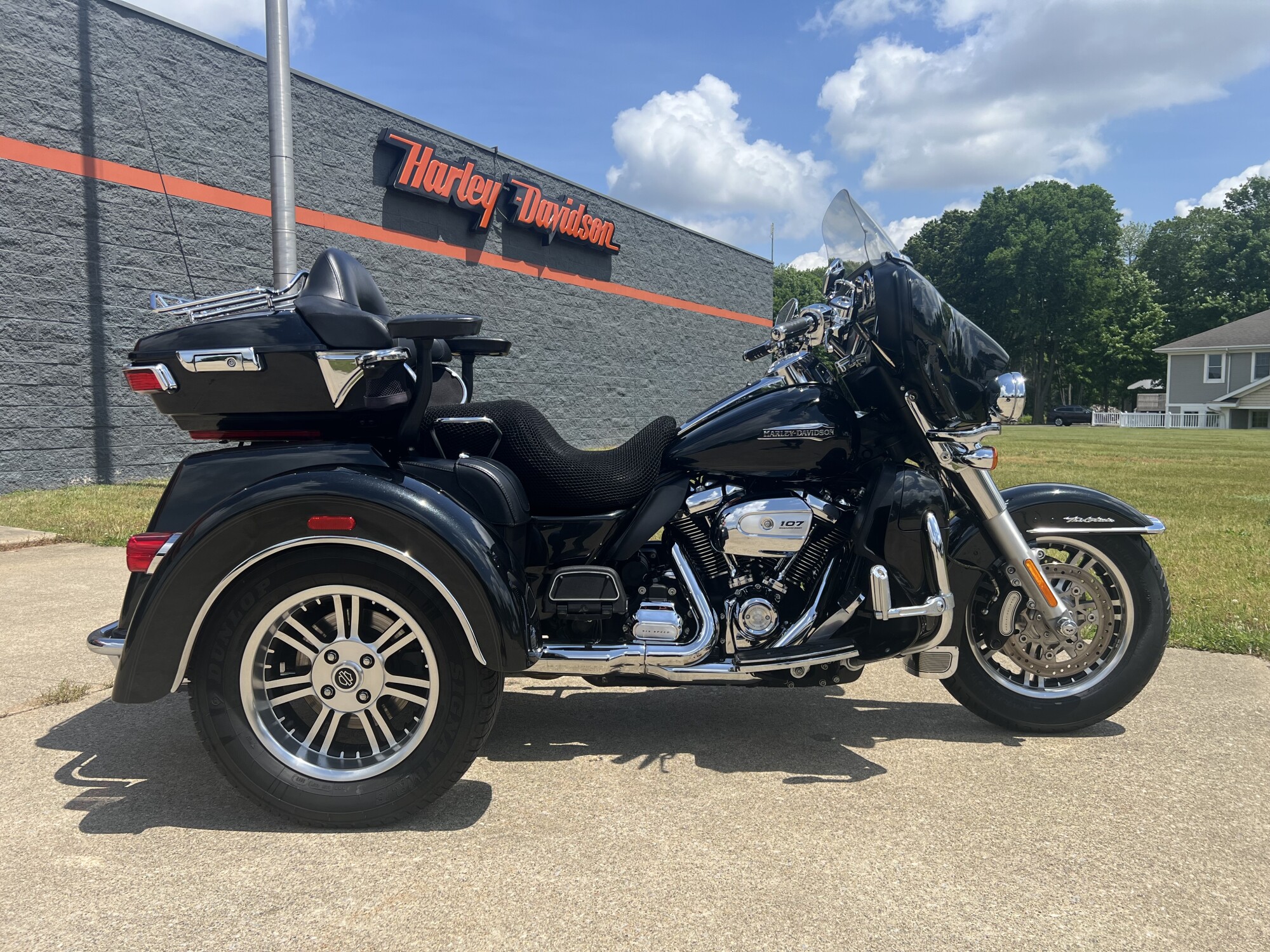 2018 Harley-Davidson® Tri Glide® Ultra Black Tempest