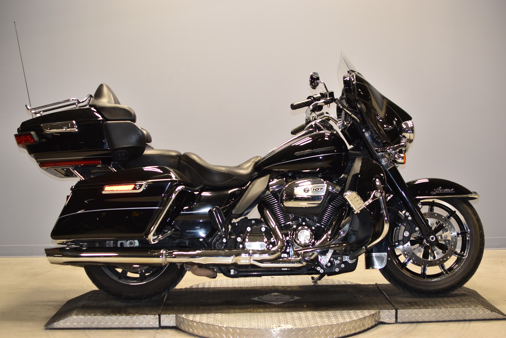 2021 Harley-Davidson® Road Glide® Limited Vivid Black | Avalanche