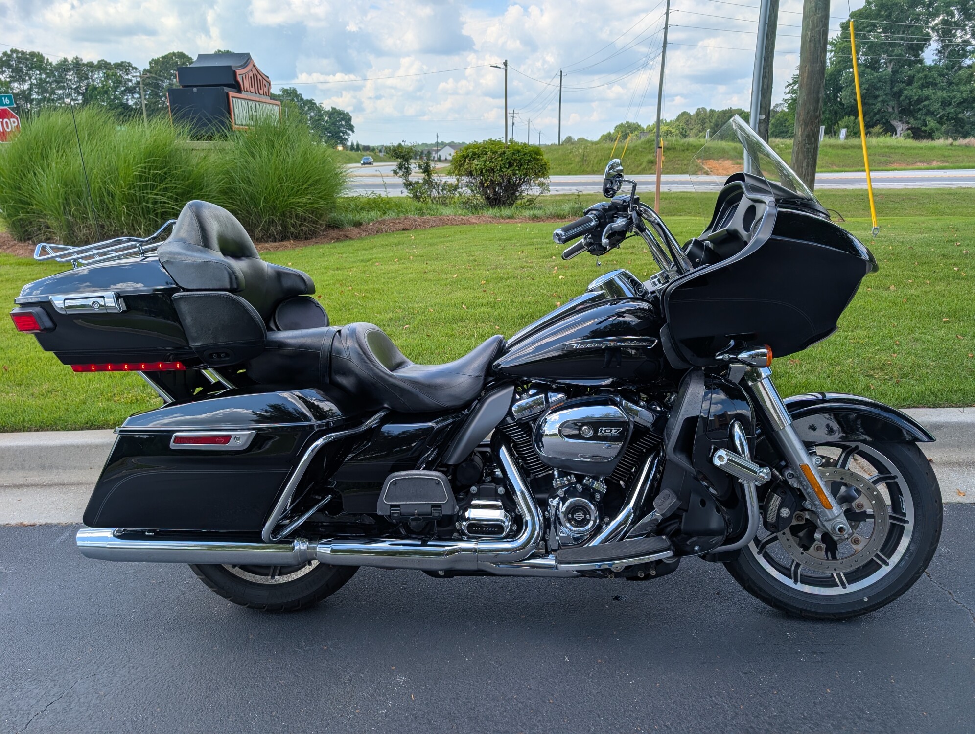 2018 Harley-Davidson® Road Glide® Ultra Vivid Black