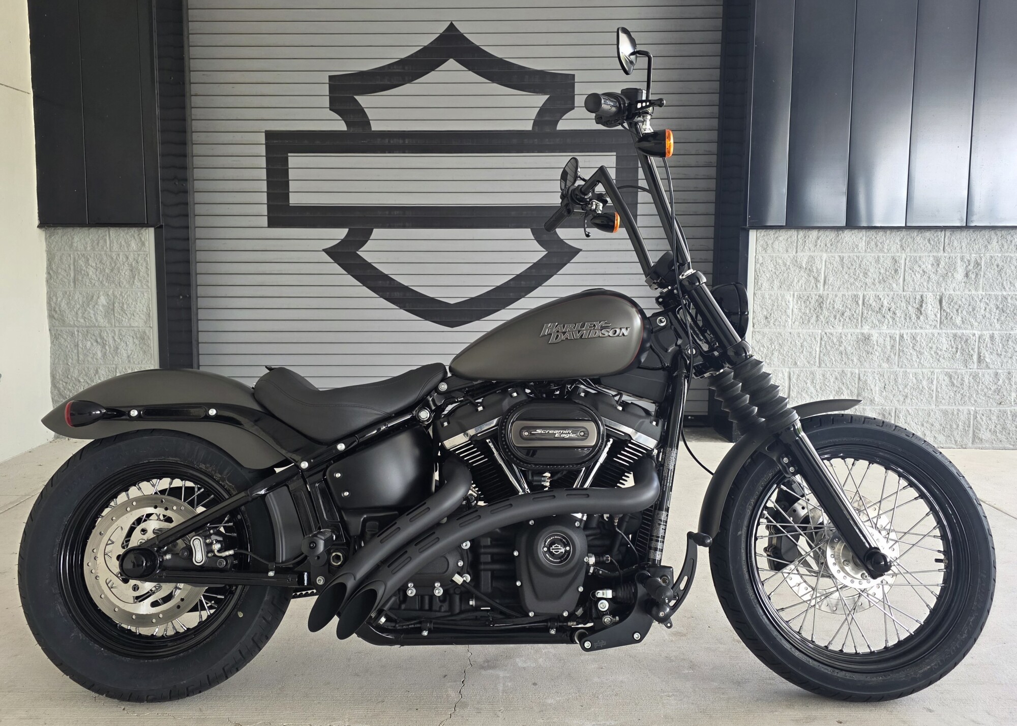 2018 Harley-Davidson® Street Bob® Industrial Gray Denim/Black Denim