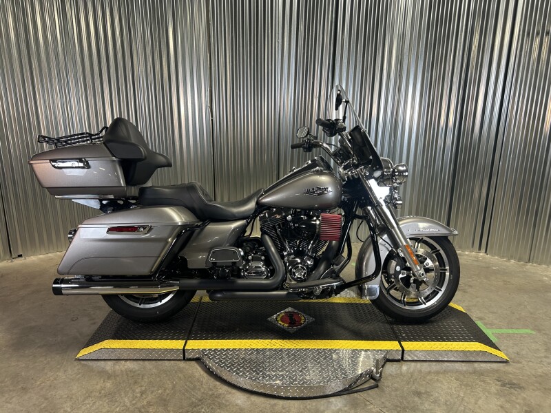 2016 Harley-Davidson® Road King® Billet Silver