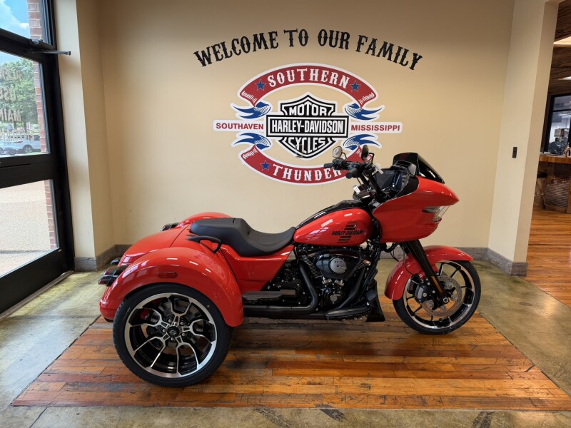 2026 Harley-Davidson® Road Glide 3 Blood Orange