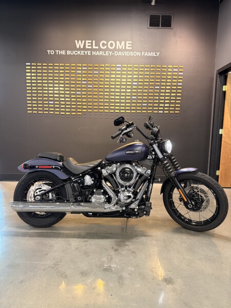 2025 Harley-Davidson® Street Bob® Purple Abyss Denim w/Laced Wheels