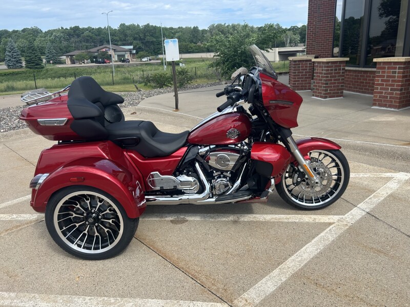 2026 Harley-Davidson® Street Glide 3 Limited Brilliant Red Chrome Trim