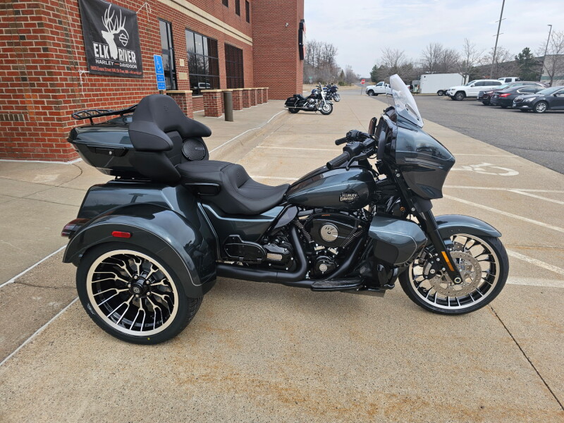 2026 Harley-Davidson® Street Glide 3 Limited Iron Horse Metallic Chrome Trim