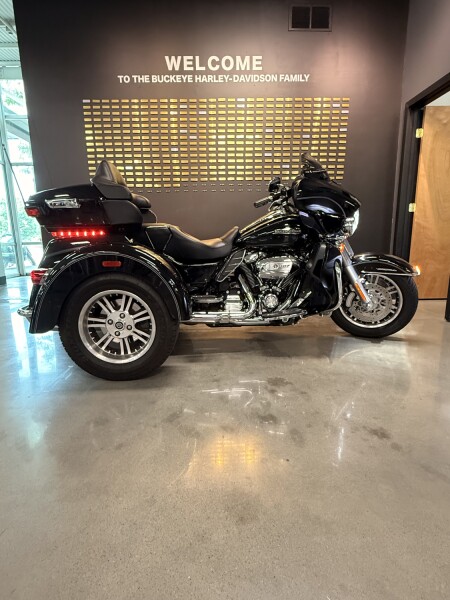 2017 Harley-Davidson® Tri Glide® Ultra Vivid Black