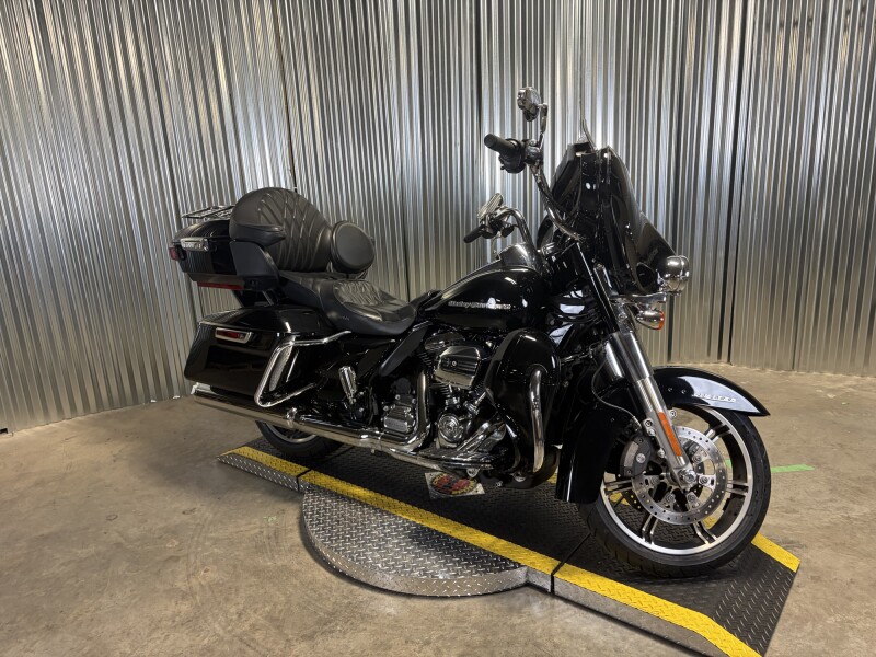 2021 Harley-Davidson® Ultra Limited Vivid Black - Black Finish