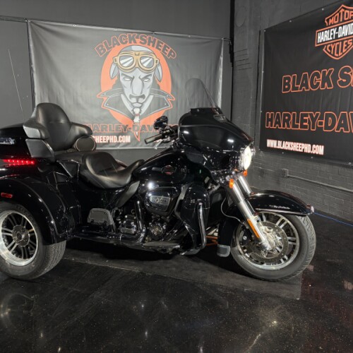 2023 Harley-Davidson® Tri Glide® Ultra FLHTCUTG thumb 2