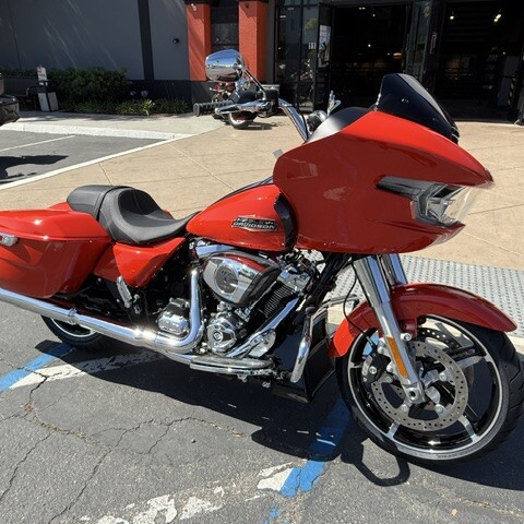 2026 Harley-Davidson® Road Glide™ Blood Orange Chrome Trim thumb 3