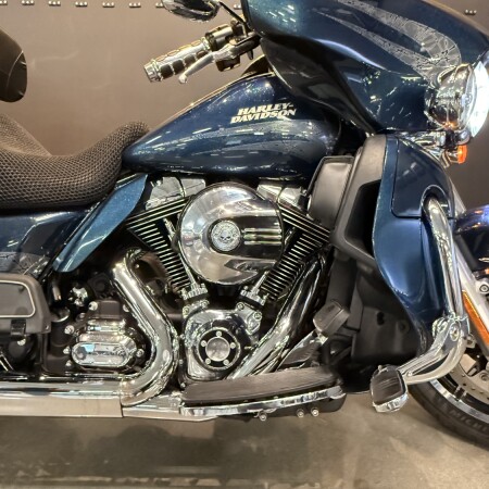 2016 Harley-Davidson® Electra Glide® Ultra Classic® Custom Colour Cosmic Blue Pearl thumb 3