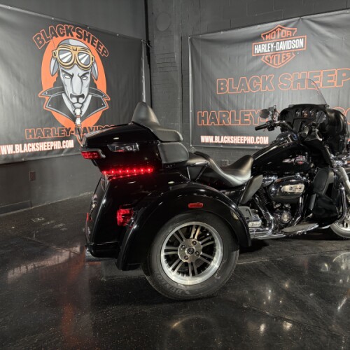 2023 Harley-Davidson® Tri Glide® Ultra FLHTCUTG thumb 3