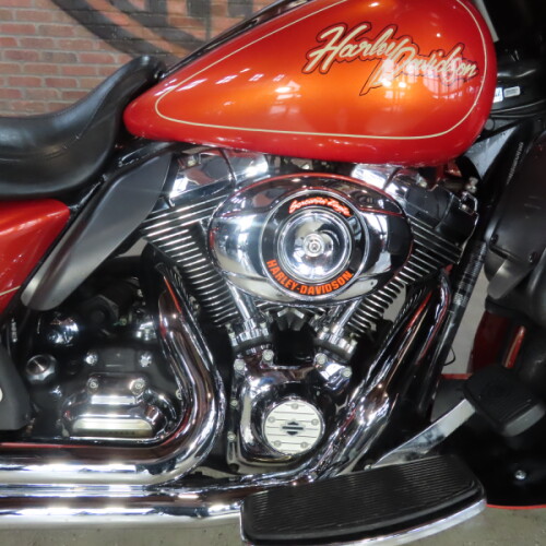 2011 Harley-Davidson® Electra Glide® Ultra Limited FLHTK thumb 2