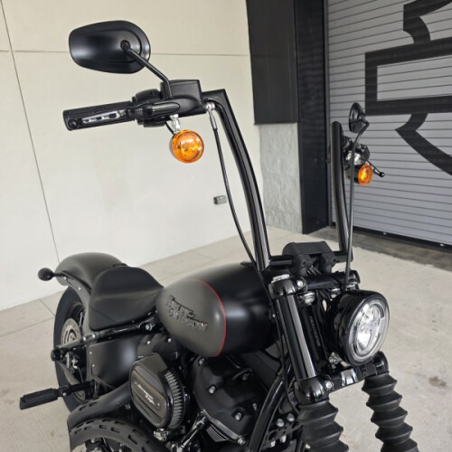 2018 Harley-Davidson® Street Bob® Industrial Gray Denim/Black Denim thumb 2