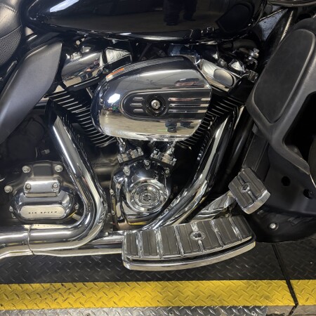 2021 Harley-Davidson® Ultra Limited Vivid Black - Black Finish thumb 3