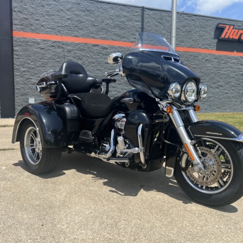 2018 Harley-Davidson® Tri Glide® Ultra Black Tempest thumb 3