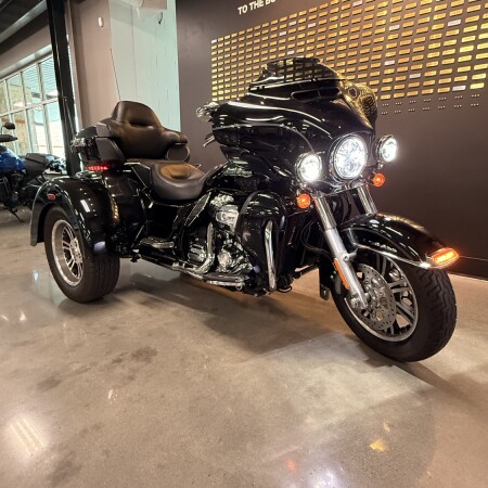 2017 Harley-Davidson® Tri Glide® Ultra Vivid Black thumb 1