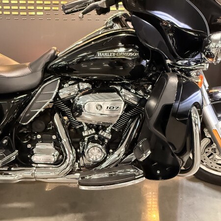 2017 Harley-Davidson® Tri Glide® Ultra Vivid Black thumb 3