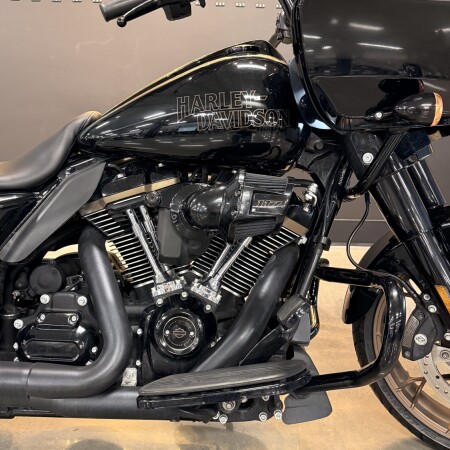 2022 Harley-Davidson® Road Glide® ST Vivid Black thumb 3