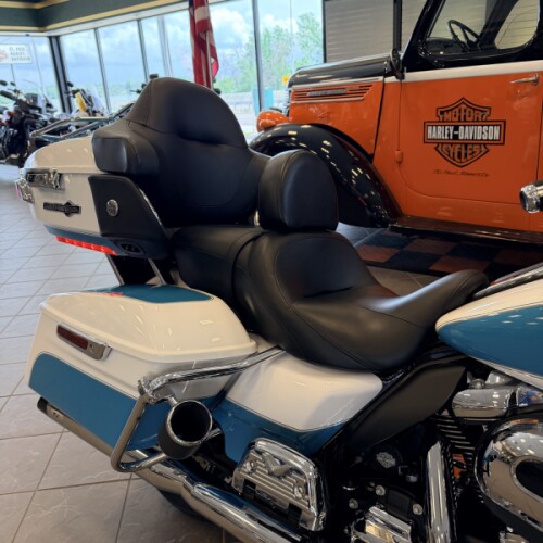 2017 Harley-Davidson Electra Glide Ultra Classic FLHTCU thumb 2
