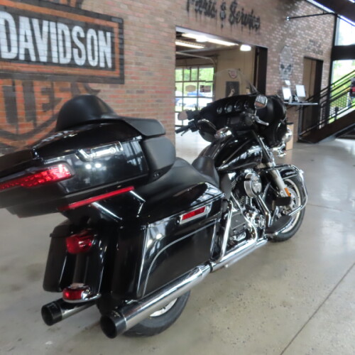 2015 Harley-Davidson® Electra Glide® Ultra Classic™ FLHTCU thumb 2