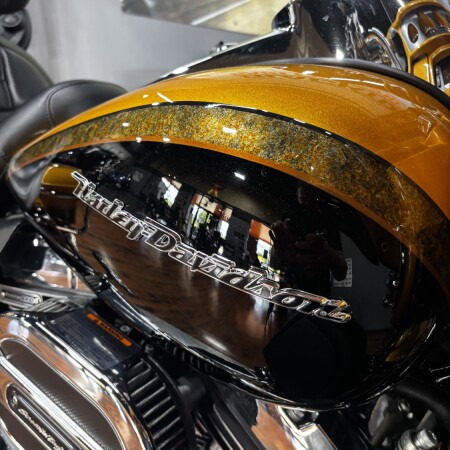 2015 Harley-Davidson® CVO™ Ultra Limited GLD RUSH/CARBON W/ PINSTRIP thumb 3