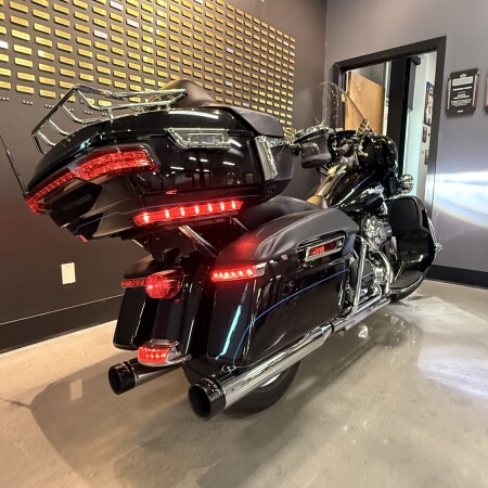 2016 Harley-Davidson® Electra Glide® Ultra Classic® Vivid Black thumb 0