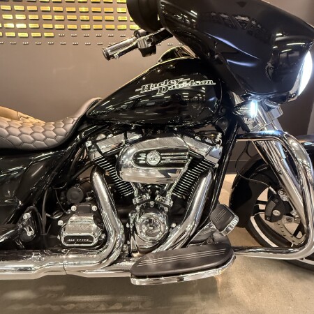2019 Harley-Davidson® Street Glide® Vivid Black thumb 3