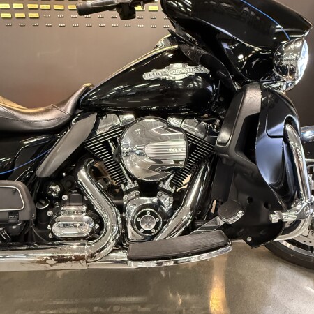 2016 Harley-Davidson® Electra Glide® Ultra Classic® Vivid Black thumb 3