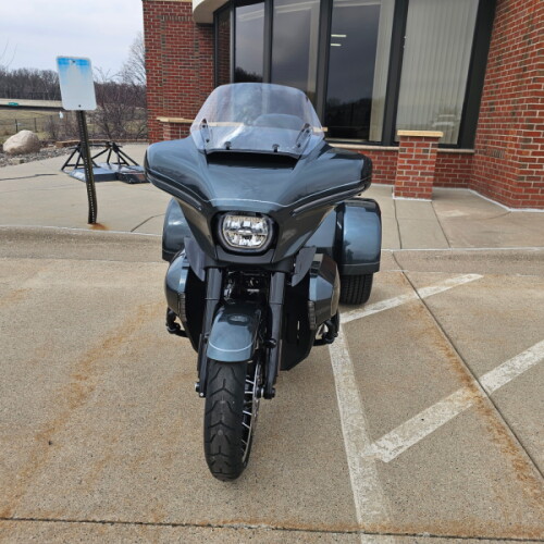 2026 Harley-Davidson® Street Glide 3 Limited Iron Horse Metallic Chrome Trim thumb 2