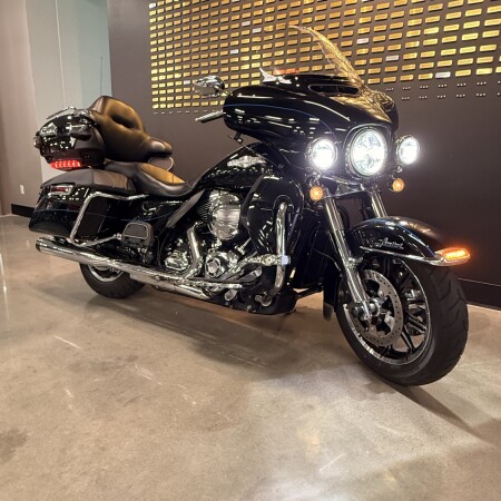 2016 Harley-Davidson® Electra Glide® Ultra Classic® Vivid Black thumb 1