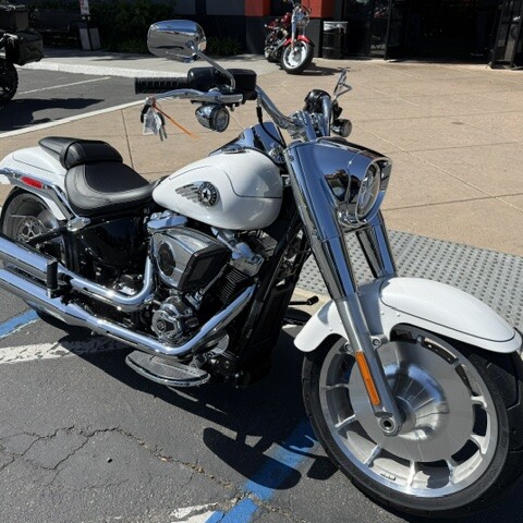 2026 Harley-Davidson® Fat Boy® White Onyx Pearl Chrome Trim thumb 3