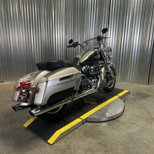2018 Harley-Davidson® Road King® SLVFRTN/SMTRBRW W/PINSTRIPE thumb 2