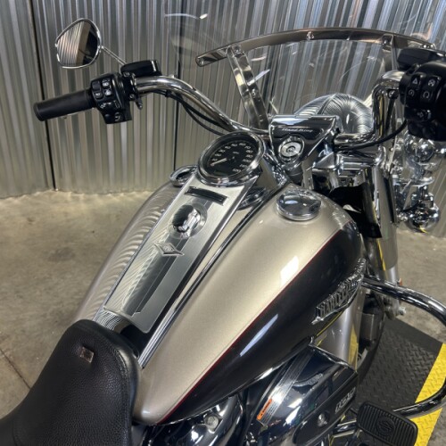 2018 Harley-Davidson® Road King® SLVFRTN/SMTRBRW W/PINSTRIPE thumb 3